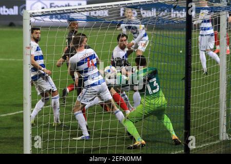 London, Großbritannien. 17th. Februar 2021: Seny Dieng, die Queens Park Rangers Torhüter fummelt und scheitert an der Rettung als Ivan Toney von Brentford (c) erzielt seine Teams 1st Tor. EFL Skybet Championship Match, Queens Park Rangers gegen Brentford im Kiyan Prince Foundation Stadium, Loftus Road in London am Mittwoch, 17th. Februar 2021. Dieses Bild darf nur für redaktionelle Zwecke verwendet werden. Nur redaktionelle Verwendung, Lizenz für kommerzielle Nutzung erforderlich. Keine Verwendung in Wetten, Spiele oder einem einzigen Club / Liga / Spieler Publikationen. PIC von Steffan Bowen / Andrew Orchard Sport Fotografie / Alamy Live News Stockfoto