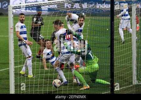 London, Großbritannien. 17th. Februar 2021: Seny Dieng, die Queens Park Rangers Torhüter fummelt und scheitert an der Rettung als Ivan Toney von Brentford (c) erzielt seine Teams 1st Tor. EFL Skybet Championship Match, Queens Park Rangers gegen Brentford im Kiyan Prince Foundation Stadium, Loftus Road in London am Mittwoch, 17th. Februar 2021. Dieses Bild darf nur für redaktionelle Zwecke verwendet werden. Nur redaktionelle Verwendung, Lizenz für kommerzielle Nutzung erforderlich. Keine Verwendung in Wetten, Spiele oder einem einzigen Club / Liga / Spieler Publikationen. PIC von Steffan Bowen / Andrew Orchard Sport Fotografie / Alamy Live News Stockfoto