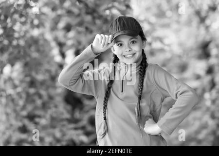 Hipster Baby. Happy Hipster tragen Snapback natürliche Outdoor. Kleines Kinderlächeln im Hipster-Stil. Hip Hop Mädchen. Funky Schönheit. Trendig cool. Kindermode. Sommerurlaub. Stockfoto