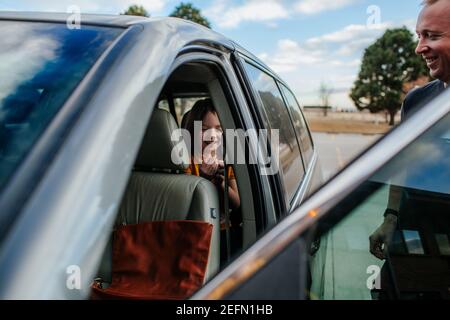 Papa immer in Auto mit kleinen Kind im Rücken Sitz Stockfoto