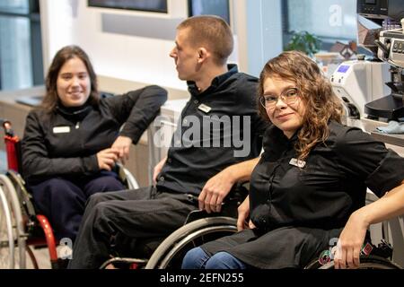 MINSK, WEISSRUSSLAND - Januar 2021: Invalidität Inklusion Team in einem inklusiven Café. Ein einzigartiges Projekt, ein inklusives Café. Ein Ort, an dem alle Mitarbeiter behindert sind. Wird von einer Person mit Down-Syndrom verwaltet. Alle Baristas sind deaktiviert. Stockfoto