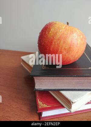 Stapel von Büchern mit rotem Apfel auf der Oberseite, zurück zur Schule Konzept Stockfoto
