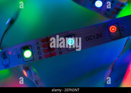 Leuchtende LED-Streifen, Nahaufnahme mit selektivem Fokus Stockfoto