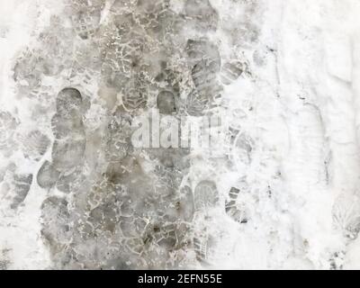 Fußabdrücke auf dem Bürgersteig im Winter mit Schnee bedeckt Stockfoto