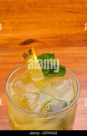 Fruchtmixologie mit Ananas garnieren auf dem Holztisch. Stockfoto