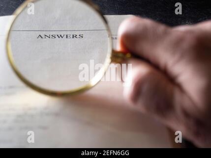 Lupe, die das Wort „Antworten“ analysiert. Konzept für Internet, Wirtschaft, Bildung Stockfoto