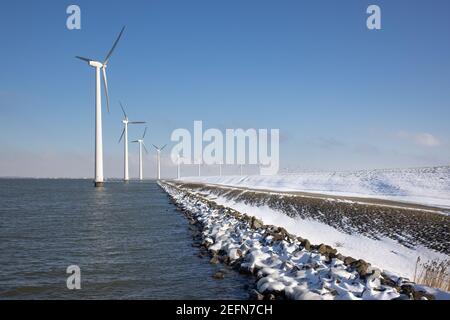 Reihen Sie Offshore-Windturbinen entlang Ductch Küste im Winter mit Schnee Stockfoto