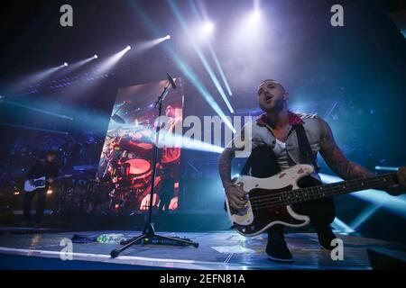 Matt Willis von Busted spielt live auf der Bühne in der SSE Wembley Arena am Eröffnungsabend ihrer Pigs Can Fly Tour, ihrem ersten Gig seit 2005 Stockfoto