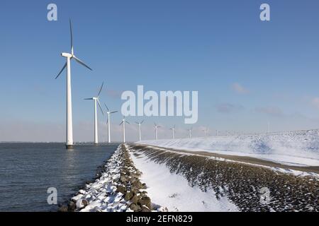 Reihen Sie Offshore-Windturbinen entlang Ductch Küste im Winter mit Schnee Stockfoto