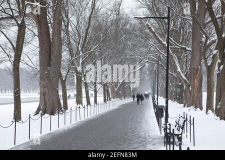 Schnee bedeckt die National Mall und die umliegenden Denkmäler in DC. Stockfoto