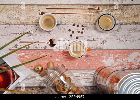 Drei bunte Cappuccino-Tassen stehen auf einem Dekorationstisch Stockfoto