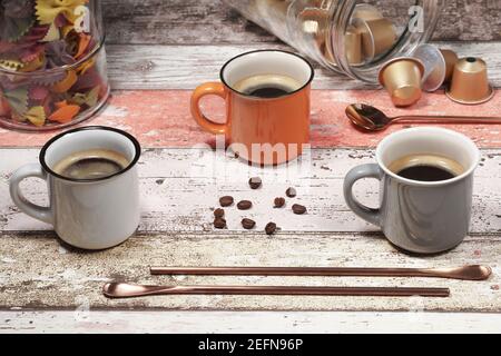 Drei bunte Cappuccino-Tassen stehen auf einem Dekorationstisch Stockfoto