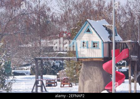 Holzspielplatz im Winter Stockfoto