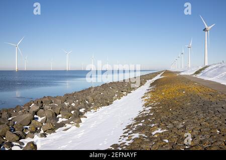 Reihen Sie Offshore-Windturbinen entlang Ductch Küste im Winter mit Schnee Stockfoto