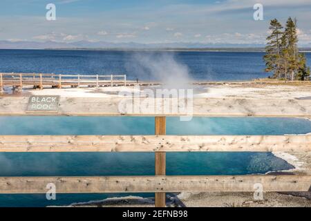 Geländer rund um den Black Pool im Yellowstone National Park Stockfoto