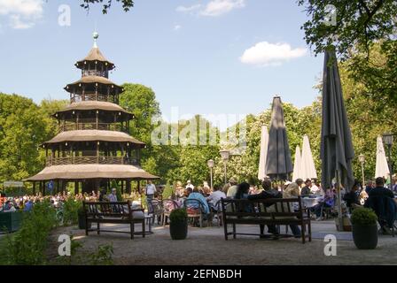 München, Deutschland - April 2011: Einheimische und Touristen genießen den berühmten Biergarten in der Nähe des Chinesischen Turms im Englischen Garten Stockfoto