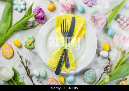 Osterkonzept - Tischgestelltes mit Blumen und Keksen Stockfoto