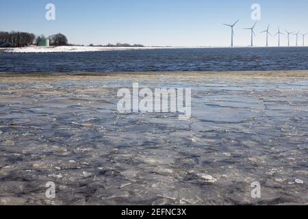 Holländischer Winter mit Meer bedeckt mit Drift Eis und Wellen Stockfoto