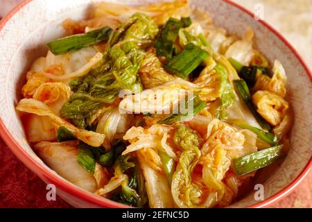 Kim Chi, eingelegter würziger napa-Kohl mit Frühlingszwiebeln, ein Grundnahrungsmittel in Korea Stockfoto