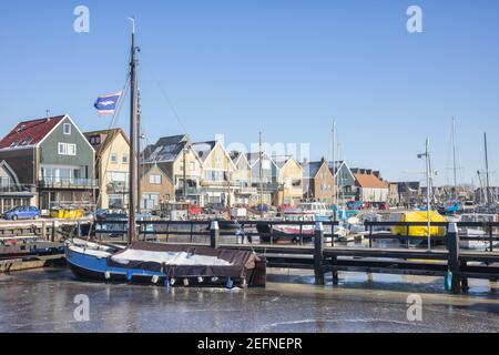 Gefrorener Hafen von urk mit Holzsteg und Fischerschiffen Stockfoto