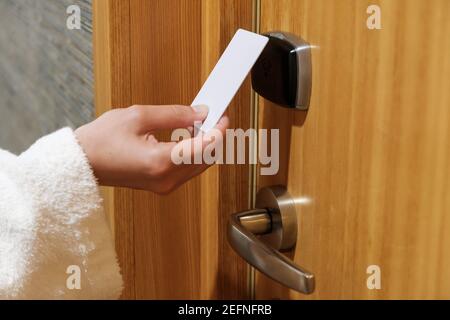 Nahaufnahme Frau Hand öffnet eine Tür mit Schlüsselkarte im Hotel. Stockfoto