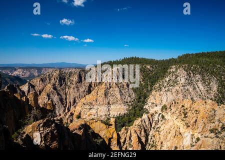 Blick von der Hells Backbone Road, in der Nähe von Escalante und Boulder, Garfield County, Utah, USA, an einem schönen Sommertag. Stockfoto