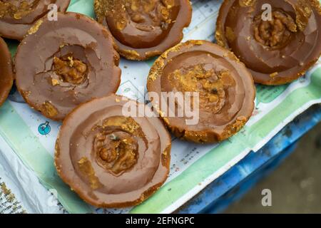 Weicher brauner dunkler Zucker eine Zuckerrohrmelasse oder Reihen und Stapel roher kolumbianischer Panela oder unraffinierter Vollrohrzucker in Bangladesch Stockfoto