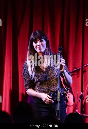 Lou Doillon und ihre Band in der Bush Hall Stockfoto