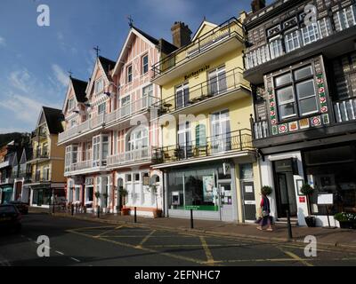 Die elisabethanischen Gebäude säumen das Ufer in Dartmouth, Devon. Stockfoto
