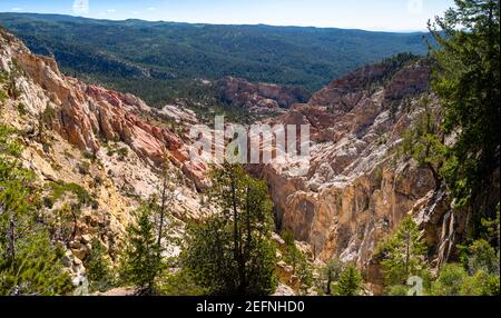 Blick von der Hells Backbone Road, in der Nähe von Escalante und Boulder, Garfield County, Utah, USA, an einem schönen Sommertag. Stockfoto