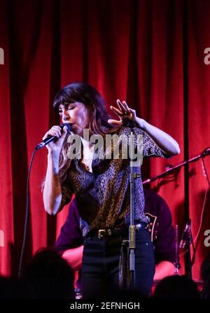 Lou Doillon und ihre Band in der Bush Hall Stockfoto