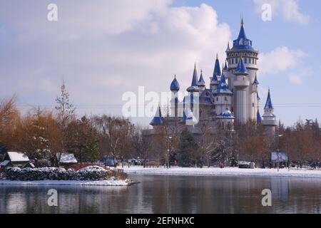 Sazova Tale Castle unter Schnee im Sazova Park Eskisehir/Türkei Stockfoto