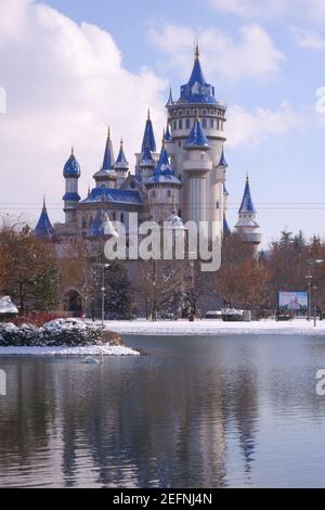 Sazova Tale Castle unter Schnee im Sazova Park Eskisehir/Türkei Stockfoto