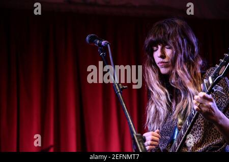 Lou Doillon und ihre Band in der Bush Hall Stockfoto