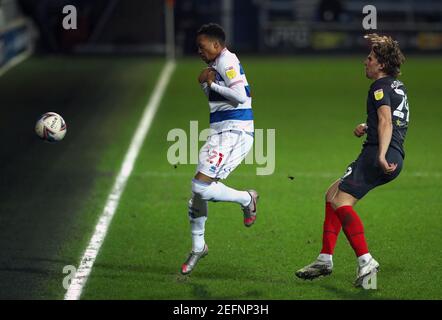 Chris Willock (links) der Queens Park Rangers und Mads Bech Sorensen von Brentford während des Sky Bet Championship-Spiels im Kiyan Prince Foundation Stadium, London. Bilddatum: Mittwoch, 17. Februar 2021. Stockfoto