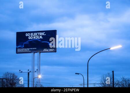 Ab 2023 baut Ford in Köln als erster Ford-Standort in Europa ein rein batteriebetriebenes Auto, großes Werbeschild in den Ford-Werken in N Stockfoto