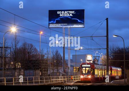 Ab 2023 baut Ford in Köln als erster Ford-Standort in Europa ein rein batteriebetriebenes Auto, großes Werbeschild in den Ford-Werken in N Stockfoto