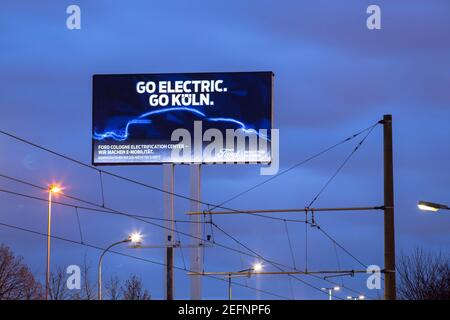 Ab 2023 baut Ford in Köln als erster Ford-Standort in Europa ein rein batteriebetriebenes Auto, großes Werbeschild in den Ford-Werken in N Stockfoto