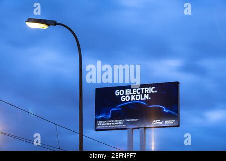 Ab 2023 baut Ford in Köln als erster Ford-Standort in Europa ein rein batteriebetriebenes Auto, großes Werbeschild in den Ford-Werken in N Stockfoto