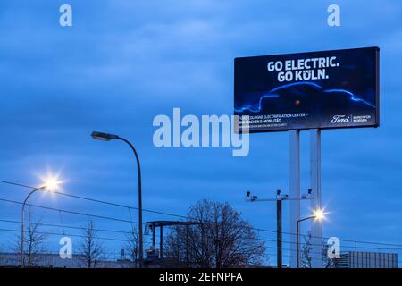 Ab 2023 baut Ford in Köln als erster Ford-Standort in Europa ein rein batteriebetriebenes Auto, großes Werbeschild in den Ford-Werken in N Stockfoto