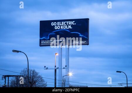 Ab 2023 baut Ford in Köln als erster Ford-Standort in Europa ein rein batteriebetriebenes Auto, großes Werbeschild in den Ford-Werken in N Stockfoto