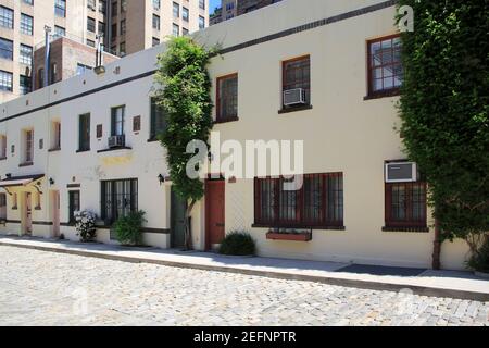 Washington Mews, eine denkmalgeschützten Straße mit historischen Kutschenhäusern, Greenwich Village, Manhattan, New York City, USA Stockfoto