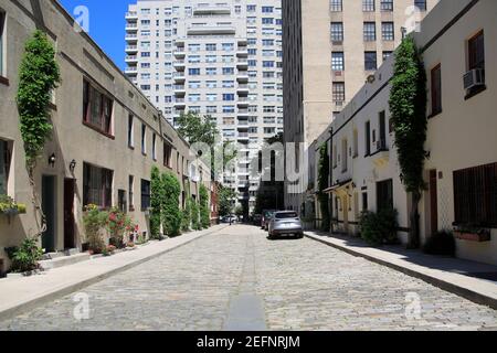 Washington Mews, eine denkmalgeschützten Straße mit historischen Kutschenhäusern, Greenwich Village, Manhattan, New York City, USA Stockfoto