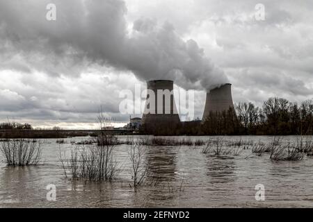 Belleville sur Loire, Frankreich. Februar 2021, 7th. Electricité de France (EDF) Kühltürme im Kernkraftwerk Belleville sur Loire. Stockfoto