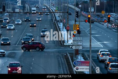 Autoverkehr in der Abenddämmerung auf einer verbesserten Verlängerung der Ringautobahn in Sofia Bulgarien Osteuropa EU. Infrastruktur der bulgarischen Hauptstadt ab 2021 Stockfoto