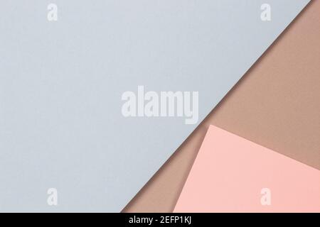 Abstrakte geometrische Formen und Linien in hellblau, pastellrosa Farben auf hellbraunem Papierhintergrund Stockfoto
