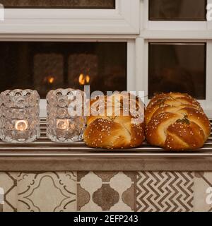 Shabbat-Bild. Schönes frisches Challah Brot und Kerzen. Stockfoto