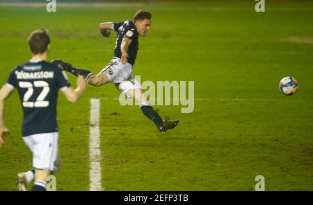 LONDON, Vereinigtes Königreich, FEBRUAR 17: Ben Thompson von Millwall scoreDuring the Sky Bet Championship between Millwall and Birmingham City at the Den Stadium, London on 17th February, 2021 Credit: Action Foto Sport/Alamy Live News Stockfoto