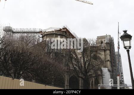 Paris, Frankreich. Februar 2021, 17th. NE DAME DE PARIS CATHEDRAL,2 Jahre nach dem Brand vom 16. April 2019 bis heute ist der Fortschritt der Restaurierungsarbeiten an der Kathedrale nicht durch die Gesundheitskrise COVID 19 verlangsamt worden, trotz zwei Aussperrungen und einer Ausgangssperre um 18 Uhr. Quelle: Pierre Stevenin/ZUMA Wire/Alamy Live News Stockfoto