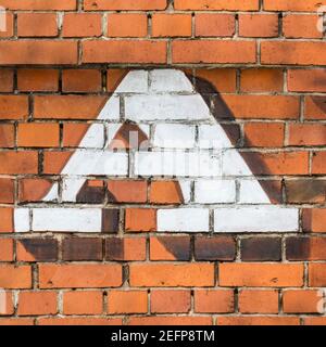 Ein weißer Großbuchstabe A auf einem roten Ziegel gemalt Wand Stockfoto